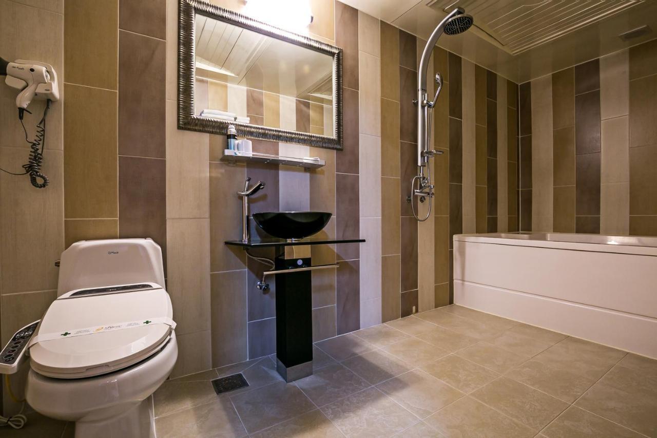 Fiore Hotel Gumi Екстер'єр фото