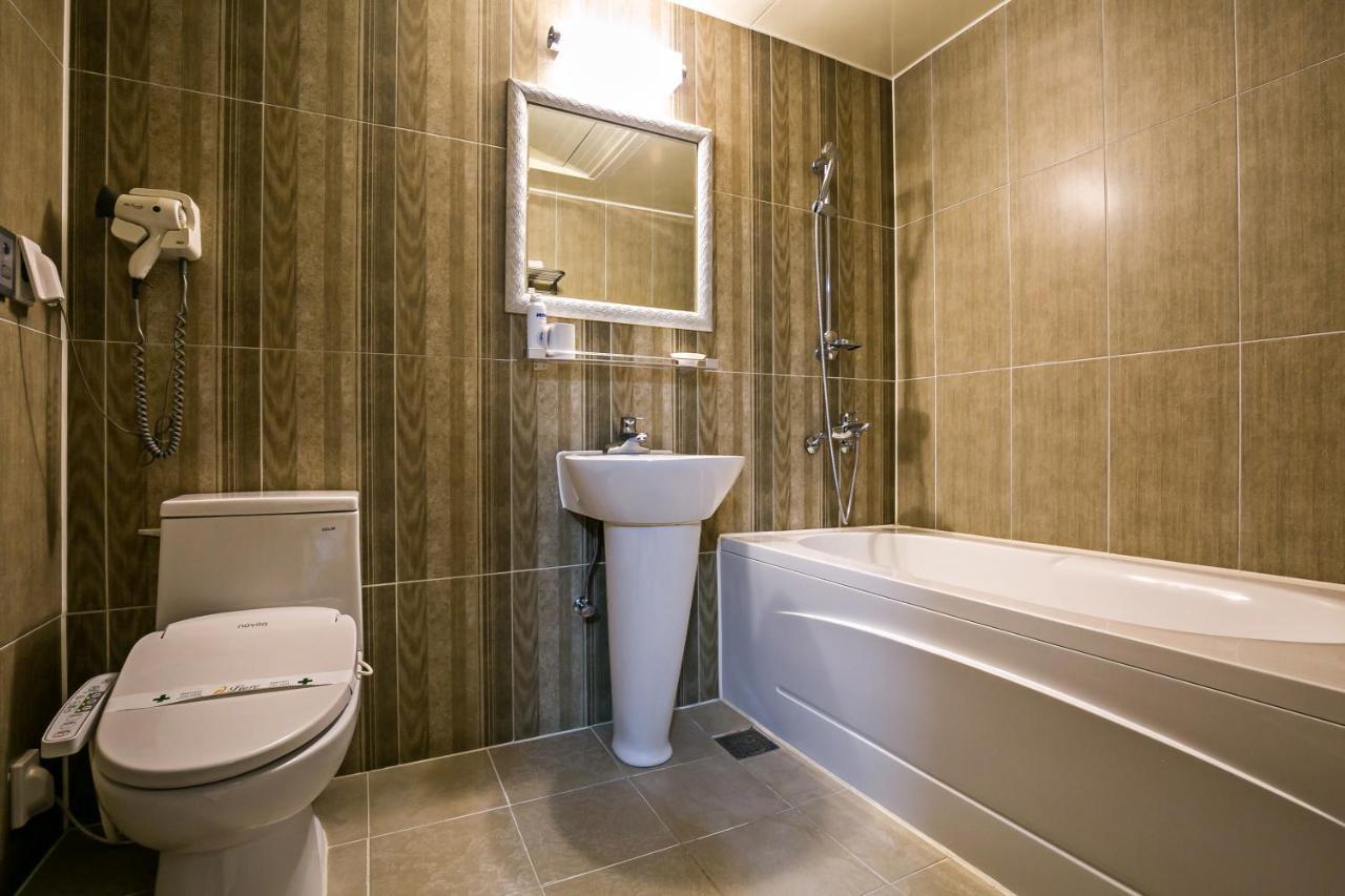 Fiore Hotel Gumi Екстер'єр фото